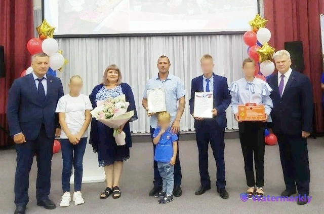 на фото изображены победители конкурса - семья Соколовых 
